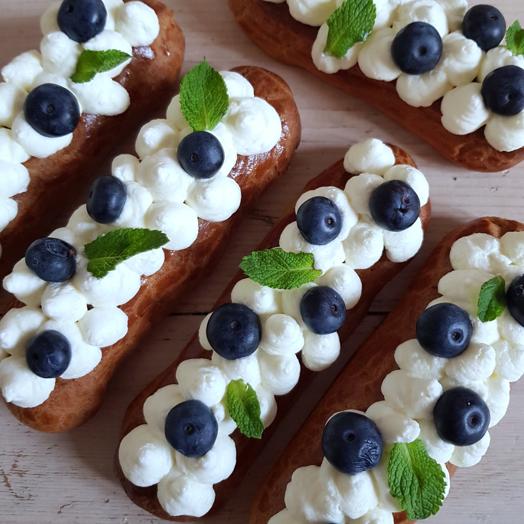 Eclairs met verschillende toppings 