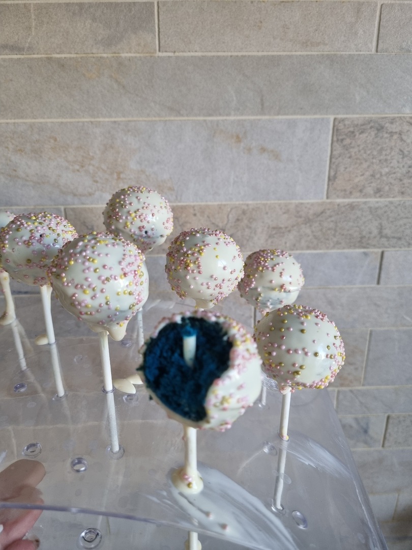 Blue velvet cakepops