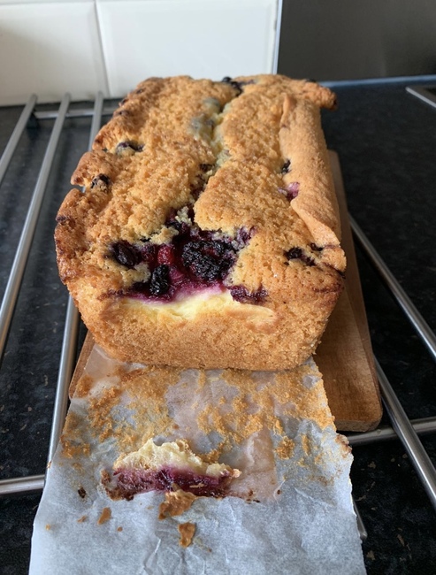 Heerlijke cake met cheesecake en bosvruchten