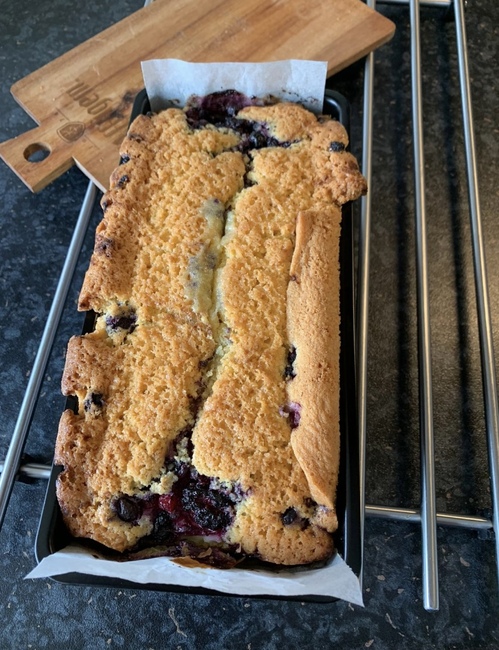 Heerlijke cake met cheesecake en bosvruchten