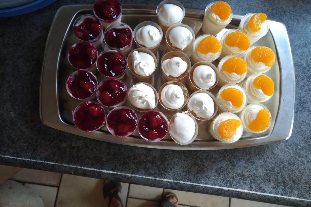 3 verschillende desserts in glaasjes