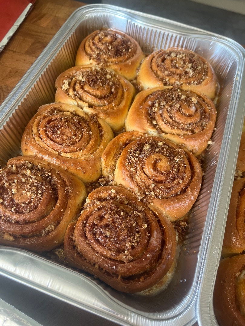 Grote cinnamon rolls met walnoten